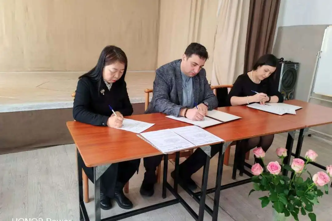 亚美尼亚“布留索夫”国立大学孔子学院与埃里温市两所中学签署合作备忘录1 图片