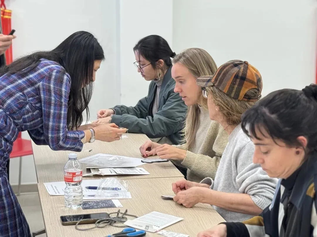 西班牙马德里孔子学院联合举办“为书添衣:松江布旗袍书签”工作坊2 图片