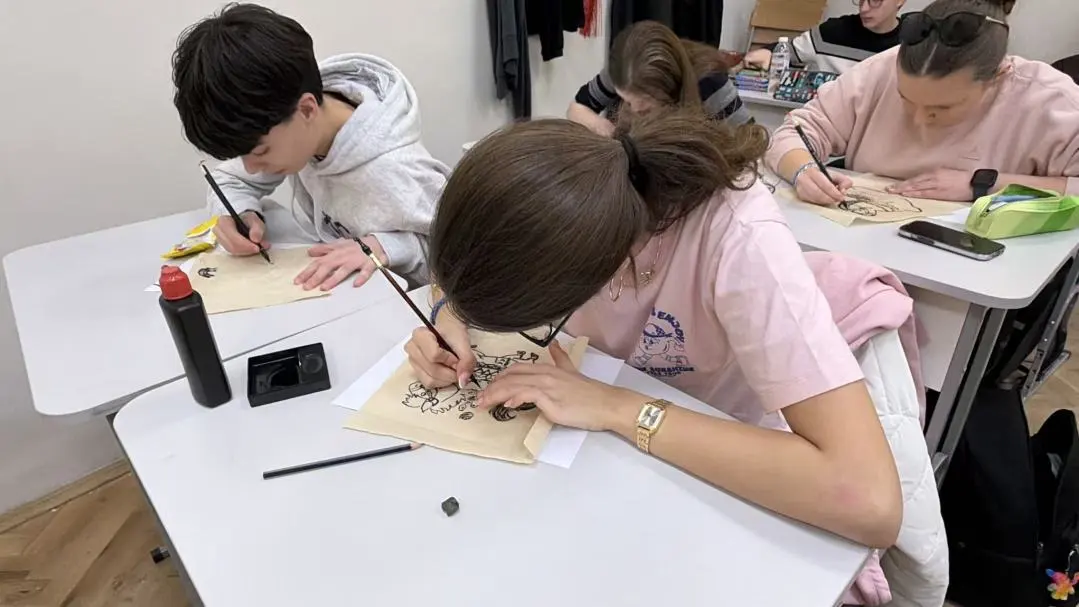 保加利亚索非亚孔子学院下设索非亚18中学孔子课堂举办“妙笔绘骏·马上有福”中国画工作坊1 图片