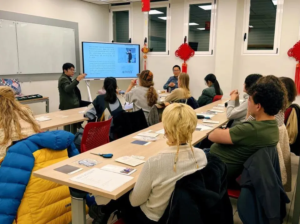 西班牙马德里孔子学院联合举办“为书添衣:松江布旗袍书签”工作坊1 图片