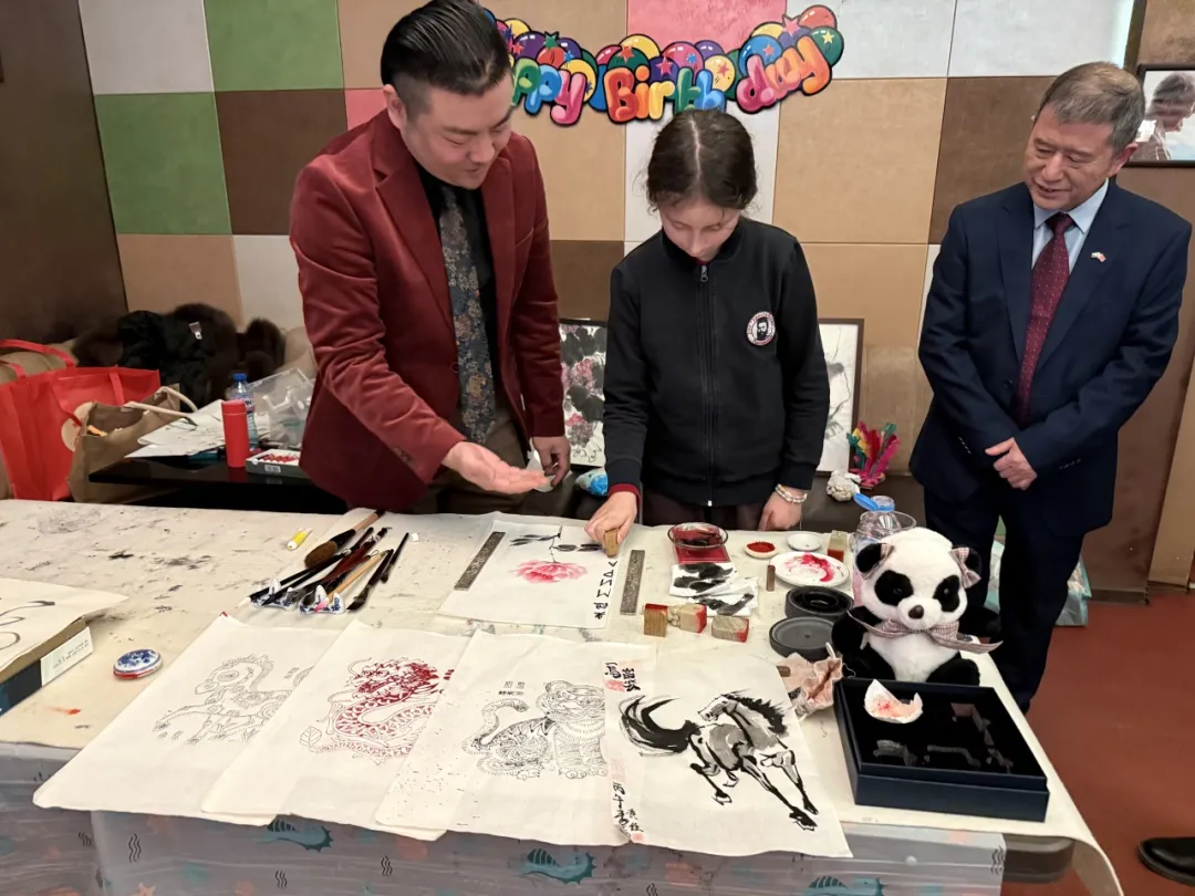 保加利亚大特尔诺沃大学孔子学院与下设特尔戈维什特市“赫里斯托·波特夫”第一小学孔子课堂联合举办课堂成立十周年暨中国文化日活动1 图片