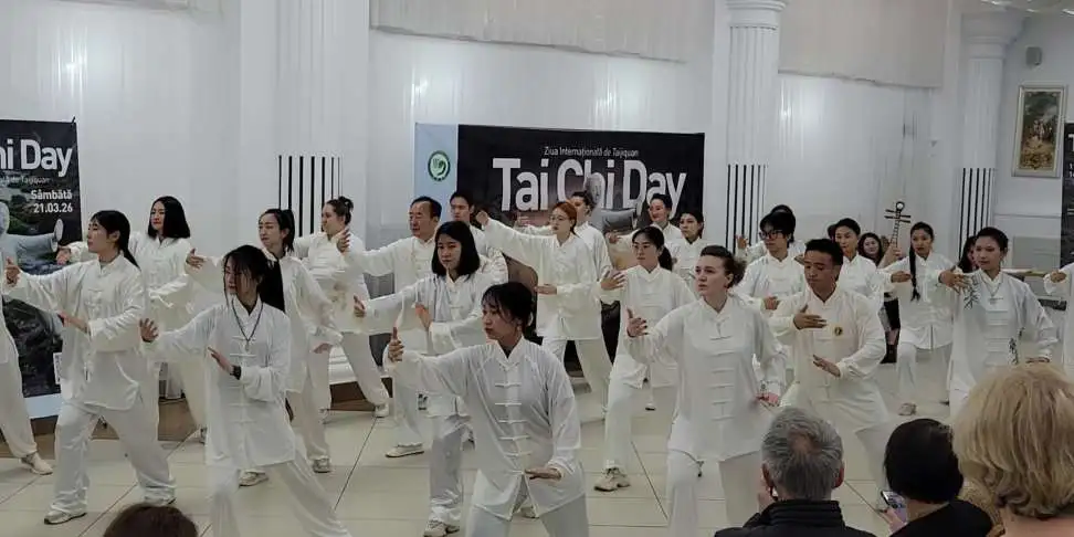 摩尔多瓦自由国际大学孔子学院联合举办“国际太极拳日”主题活动2 图片