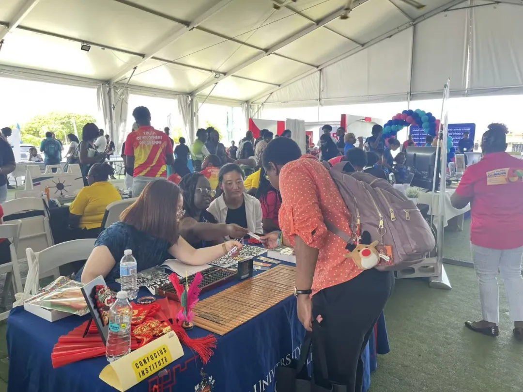 厄瓜多尔基多圣弗朗西斯科大学孔子学院举办灯笼文化手工坊活动1 图片