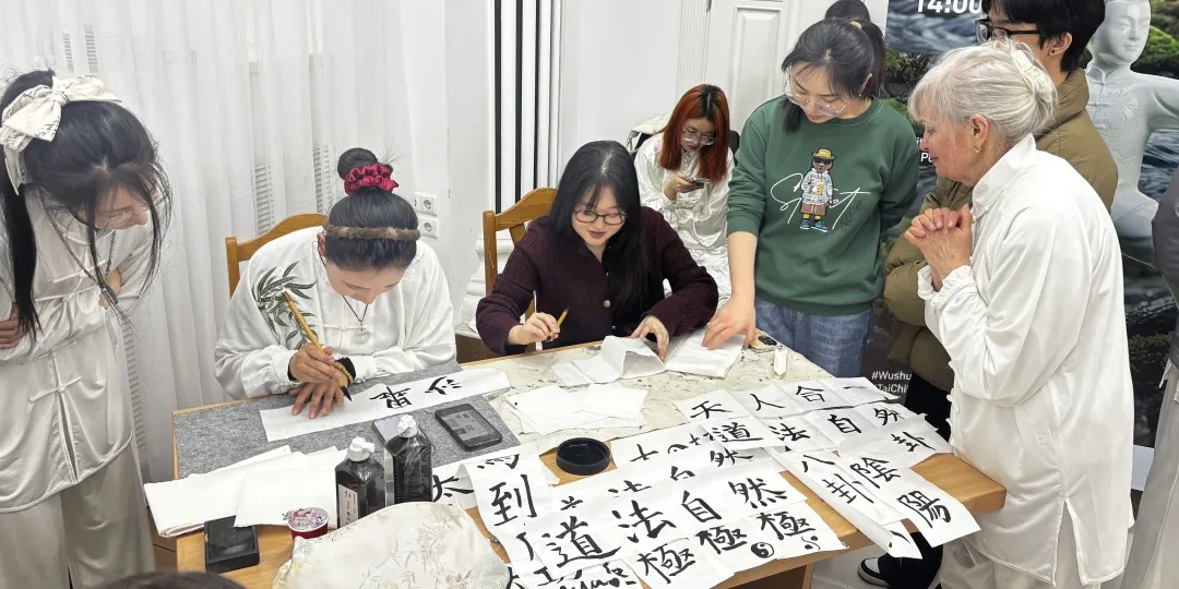 摩尔多瓦自由国际大学孔子学院联合举办“国际太极拳日”主题活动1 图片