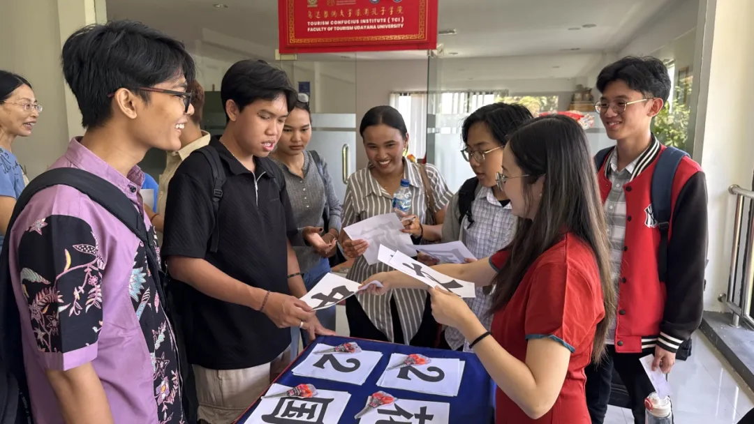 印度尼西亚乌达雅纳大学旅游孔子学院与下设四个教学点举办旅游服务场景中文对话模拟、甲骨文工作坊等“国际中文日”系列庆祝活动 图片
