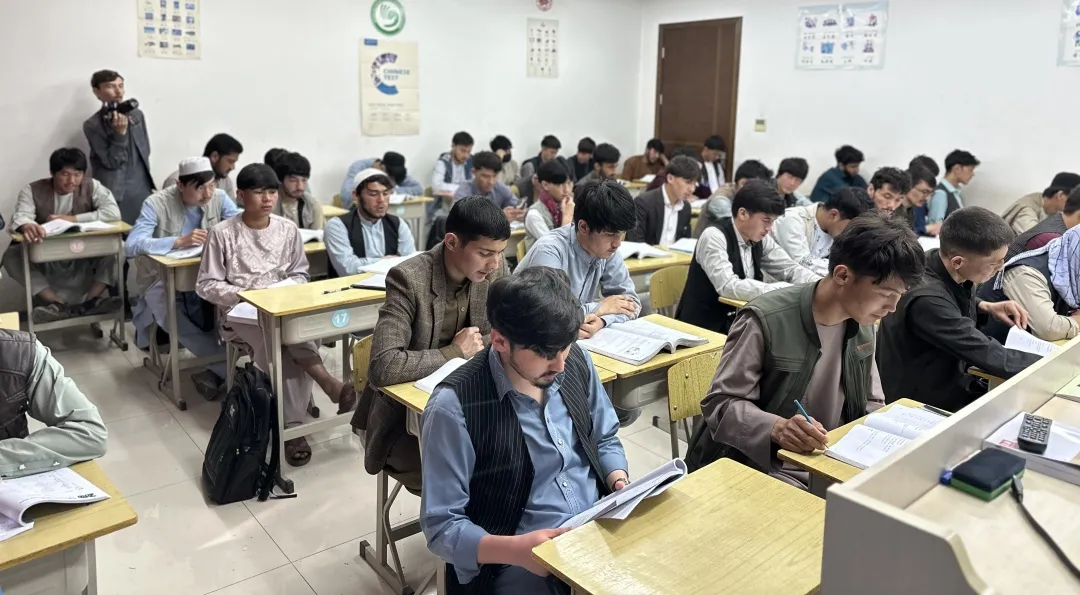 阿富汗喀布尔大学孔子学院(中文系)及下设多个孔子课堂、教学点举办汉字教学等“国际中文日”系列庆祝活动 图片