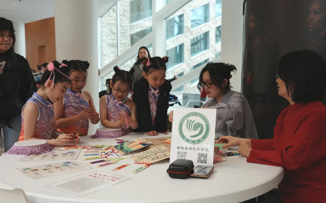 加拿大埃德蒙顿孔子学院携手当地“停不住俱乐部”等多家文化社团,在埃德蒙顿市政厅举办“国际中文日”庆祝活动 图片