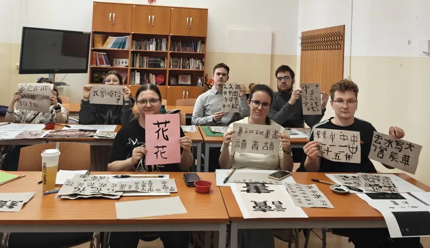 匈牙利赛格德大学孔子学院及下设多个孔子课堂举办汉服涂色、青花瓷文化课堂等“国际中文日”系列庆祝活动 图片