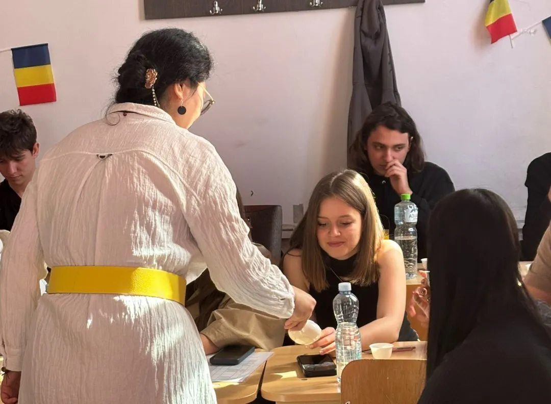 罗马尼亚布加勒斯特大学孔子学院下设森诺博经济高中孔子课堂举办“国际中文日”品茶活动 图片