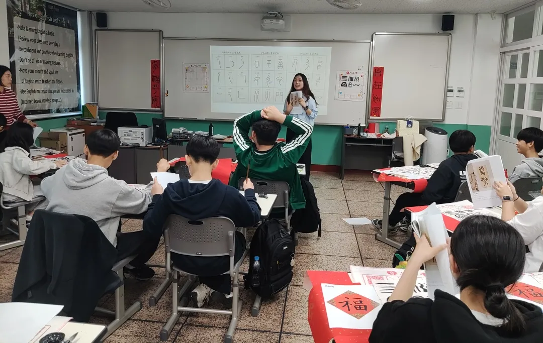 韩国济州汉拿大学孔子学院赴当地多所中学举办中国书法艺术主题讲座与体验活动 图片