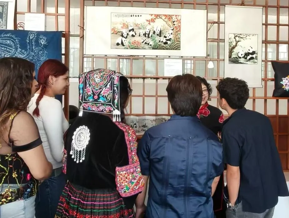圭亚那大学孔子学院参加圭亚那节2 图片